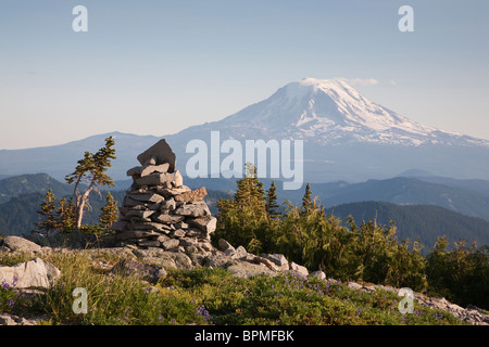 Cairn sur la Pacific Crest Trail en direction sud vers le Mont Adams dans la chèvre sauvage des Rochers Banque D'Images