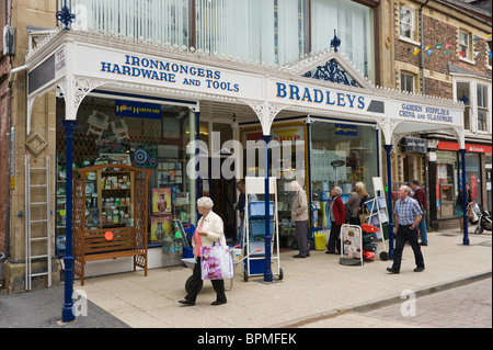 Boutique victorienne ornée avec avant de l'auvent traditionnel Bradleys both forgerons à Llandrindod Wells Powys Pays de Galles UK Banque D'Images