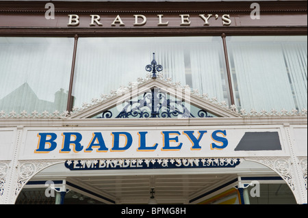 Boutique victorienne ornée avec avant de l'auvent traditionnel Bradleys both forgerons à Llandrindod Wells Powys Pays de Galles UK Banque D'Images