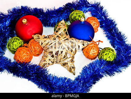 Décoration de Noël - étoile jaune, bombettes, des chaînes isolated on white Banque D'Images