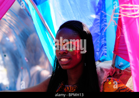 Portrait d'une danseuse au carnaval de Notting Hill, London, England, UK Banque D'Images