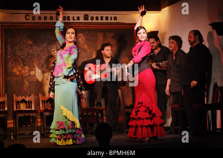 Deux femmes danser le flamenco dans le Corral restaurant flamenco de la Maoreira, Madrid, Espagne Banque D'Images
