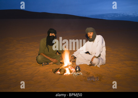 Les touaregs la préparation du thé au feu de camp, la Libye, l'Afrique Banque D'Images