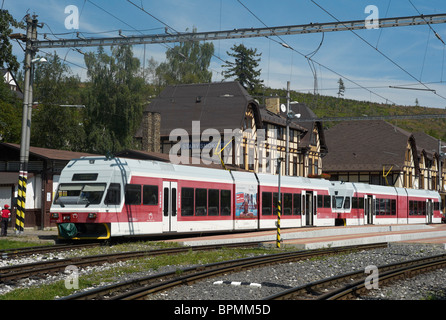 Passagers à Tatranska Lomnica gare dans les Hautes Tatras Slovaquie Banque D'Images