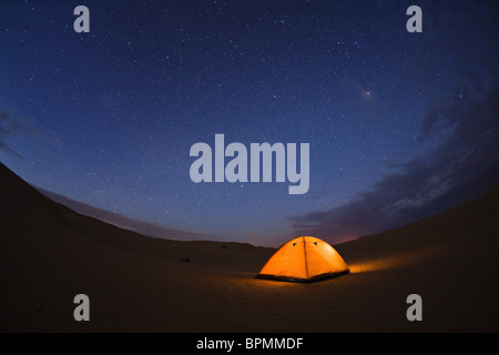 Le camping sous les étoiles dans le désert de Libye, Libye, Sahara, Afrique Banque D'Images