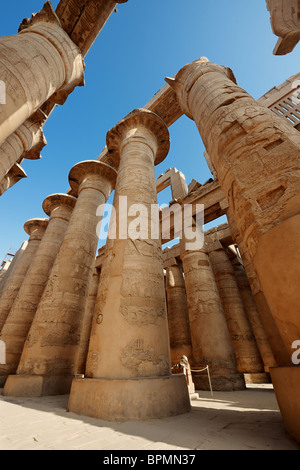 Salle hypostyle de Karnak, situé dans le complexe du temple de Karnak, Louxor, Thèbes, en Egypte, en Arabie, en Afrique Banque D'Images