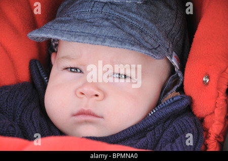 4 mois bébé dans son landau Banque D'Images