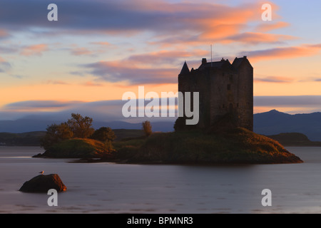 Château de Stalker est une tour de quatre étages maison ou garder son emplacement pittoresque situé sur un îlot de marée sur le Loch Laich, un bras sur le Loch Linnhe Banque D'Images