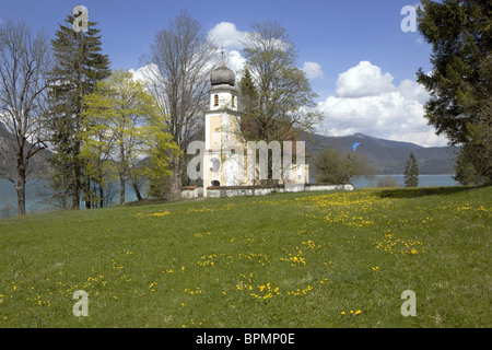 Margarethen église sur la péninsule d'Zwergern, printemps au lac Walchensee, Haute-Bavière, Allemagne Banque D'Images