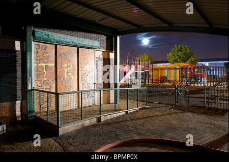 Incendie et lune de nuit à l'incendie de l'école Banque D'Images