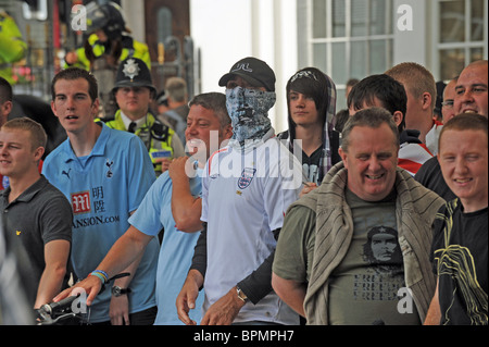 Les membres de l'Alliance nationaliste anglais (ENA) à une marche et un rassemblement à Brighton, UK Banque D'Images