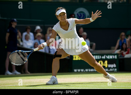 Na Li (CHN) en action au cours de la Tennis de Wimbledon 2010 Banque D'Images