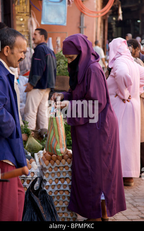 Une femme en costume traditionnel marocain fait son shopping en place mokef Marrakech Medina, Maroc, afrique du nord, Banque D'Images