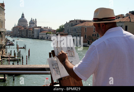 Peinture d'un artiste sur le Grand Canal à Venise avec Santa Maria della Salute en arrière-plan. Banque D'Images