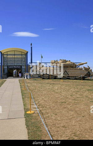 Un char de combat de la guerre du Golfe se trouve à l'extérieur du Land Warfare Museum IWM Duxford Banque D'Images