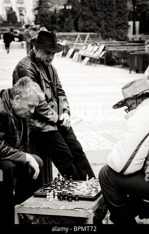 Vente d'artistes peindre dans le Théâtre National Park sont jouant aux échecs pour passer le temps dans la ville de Iasi, Roumanie Banque D'Images