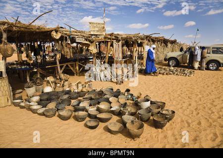 Boutiques de souvenirs au lacs Mandara, oasis Um El Ma, désert de Libye, Maroc, Sahara, Afrique du Nord Banque D'Images