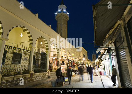 Mosquée et boutiques dans la médina, Vieille Ville, Tripoli, Libye, Afrique du Sud Banque D'Images