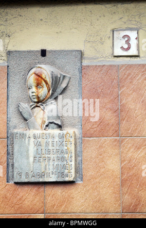 Une plaque murale sculpture d'un enfant orphelin à Olot en Catalogne Espagne Banque D'Images