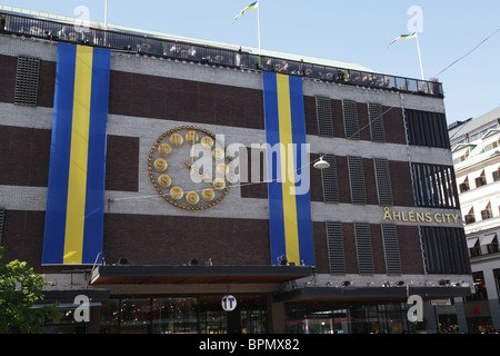 Grand magasin Åhlens City à Stockholm avec des drapeaux suédois célébrant le mariage royal de Victoria et Daniel en 2010 Banque D'Images