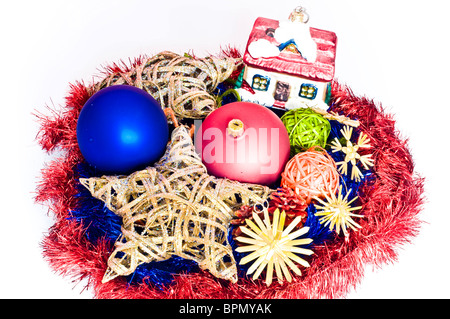 Décorations de Noël colorés isolé sur blanc - bombettes, maisons, strawa, des chaînes Banque D'Images