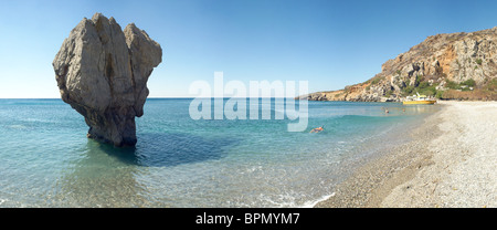 Pierre debout dans l'eau à la plage des Palmiers Crete Grèce Banque D'Images
