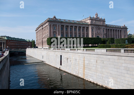 Une photographie de l'édifice du Parlement suédois (Sveriges Riksdag) vu de la pont Norrbro à Stockholm, en Suède. Banque D'Images