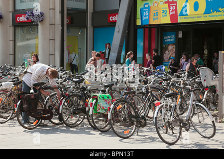 Gand, Flandre orientale, Belgique, Europe. Les vélos garés sur le trottoir devant un magasin Banque D'Images