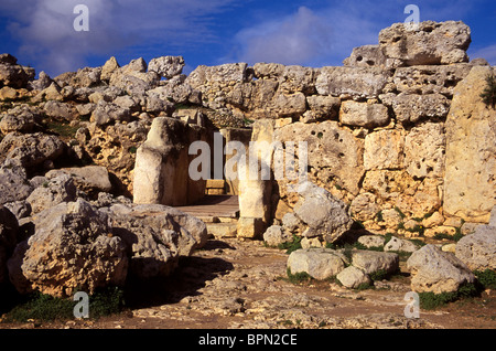 Les ruines de l'entrée de l'est Temple, à l'époque néolithique Temple Ggantija à Gozo à Malte. Banque D'Images