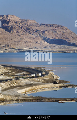 Camions sur route longeant le périmètre de la Mer Morte, en Bokek, Israël, Moyen Orient Banque D'Images