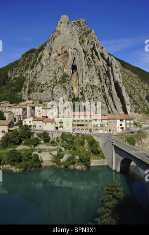 Rock formation au-dessus de maisons et pont sur la rivière de la Durance, Sisteron, Haute Provence, France, Europe Banque D'Images