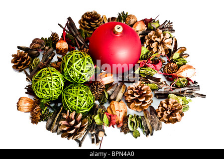 Décorations de Noël - cônes et bombettes rouge isolé sur fond blanc Banque D'Images