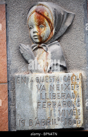 Une plaque murale sculpture d'un enfant orphelin à Olot en Catalogne Espagne Banque D'Images