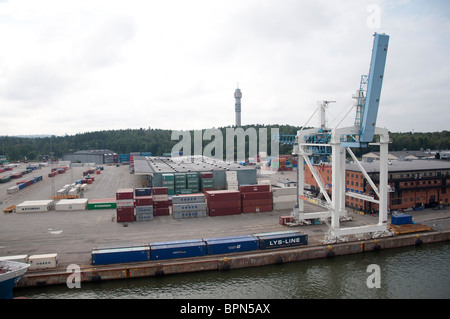 Les contenants d'expédition stockés dans le port de Stockholm en Suède. Banque D'Images