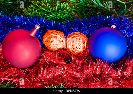 Décorations de Noël et des petites bombes sur les chaînes rouge et bleu Banque D'Images