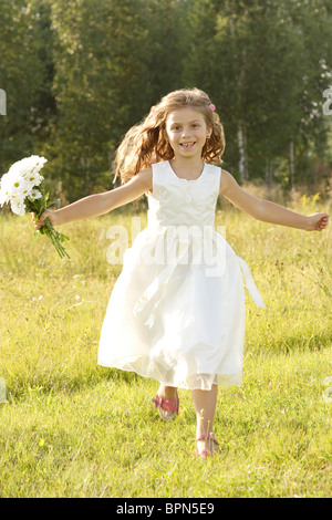 Petite fille aux fleurs Banque D'Images