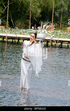 Danse sacrée pour le maître à l'eau de plein air théâtre, Klong sra bua marché flottant, Ayutthaya, Thaïlande. Banque D'Images