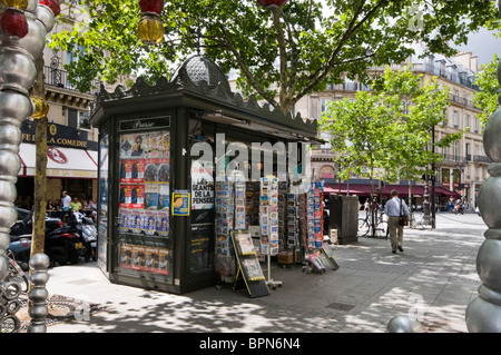 Paris kiosque sur la rue Saint Honoré Banque D'Images