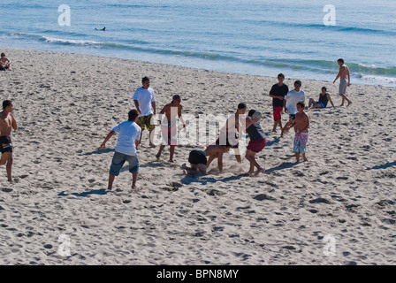 Jeu informel de beach rugby sur la plage de Mt Maunganui, Tauranga, Nouvelle-Zélande Banque D'Images