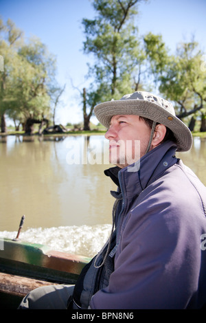 La découverte de la biologiste zones humides d'un bateau dans le Delta du Danube, en Roumanie. Banque D'Images