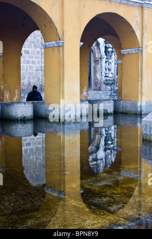 L'Amérique centrale, Guatemala, Antigua. Lavabos publics où les femmes locales faire leur lessive. Banque D'Images