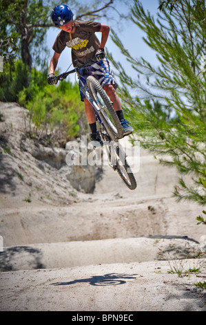 Équitation et vtt bmx Oakley à la piste dirt jump Banque D'Images