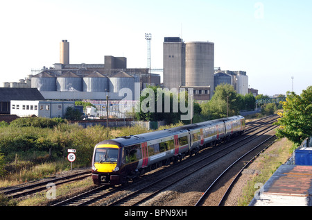 Cross Country arriva train Molson Coors Brewery, Burton on Trent, Staffordshire, Angleterre, RU Banque D'Images