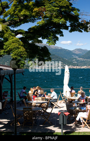 Le Lac Majeur, Stresa, au bord d'un bar en plein air dans les jardins, Piemonte, Italie Banque D'Images