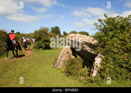Pantalon-y-Saer tombeau néolithique de chambre d'enterrement ou Cromlech avec des gens de randonnée poney. Benllech, île d'Anglesey, pays de Galles du Nord, Royaume-Uni Banque D'Images