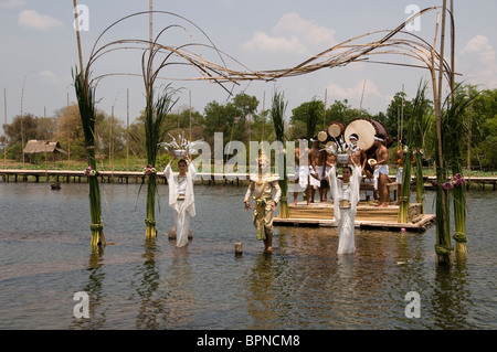 Danse sacrée pour le maître à l'eau de plein air théâtre, Klong sra bua marché flottant, Ayutthaya, Thaïlande. Banque D'Images