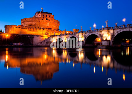 Castel et Ponte Sant Angelo sur le Tibre au crépuscule, Rome Lazio Italie Banque D'Images