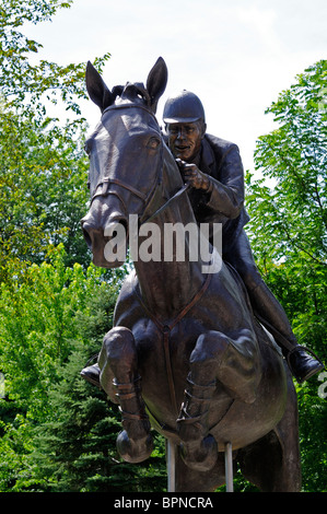 Hommage une statue en bronze de Ian Millar Équitation Big Ben à Perth (Ontario) Canada Banque D'Images