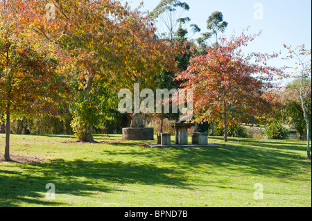 Travaux d'art dans l'affaire Gilmour, un parc local près de SH2 à Waihi, Nouvelle-Zélande Banque D'Images