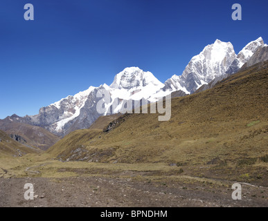 Yerupaja, Carnicero, Siula dans les montagnes de la Cordillère des Andes, Huayhuash, Andes, Pérou, Amérique du Sud Banque D'Images